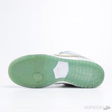 Sean Cliver X SB Dunk Low Holiday Special - Photo 6